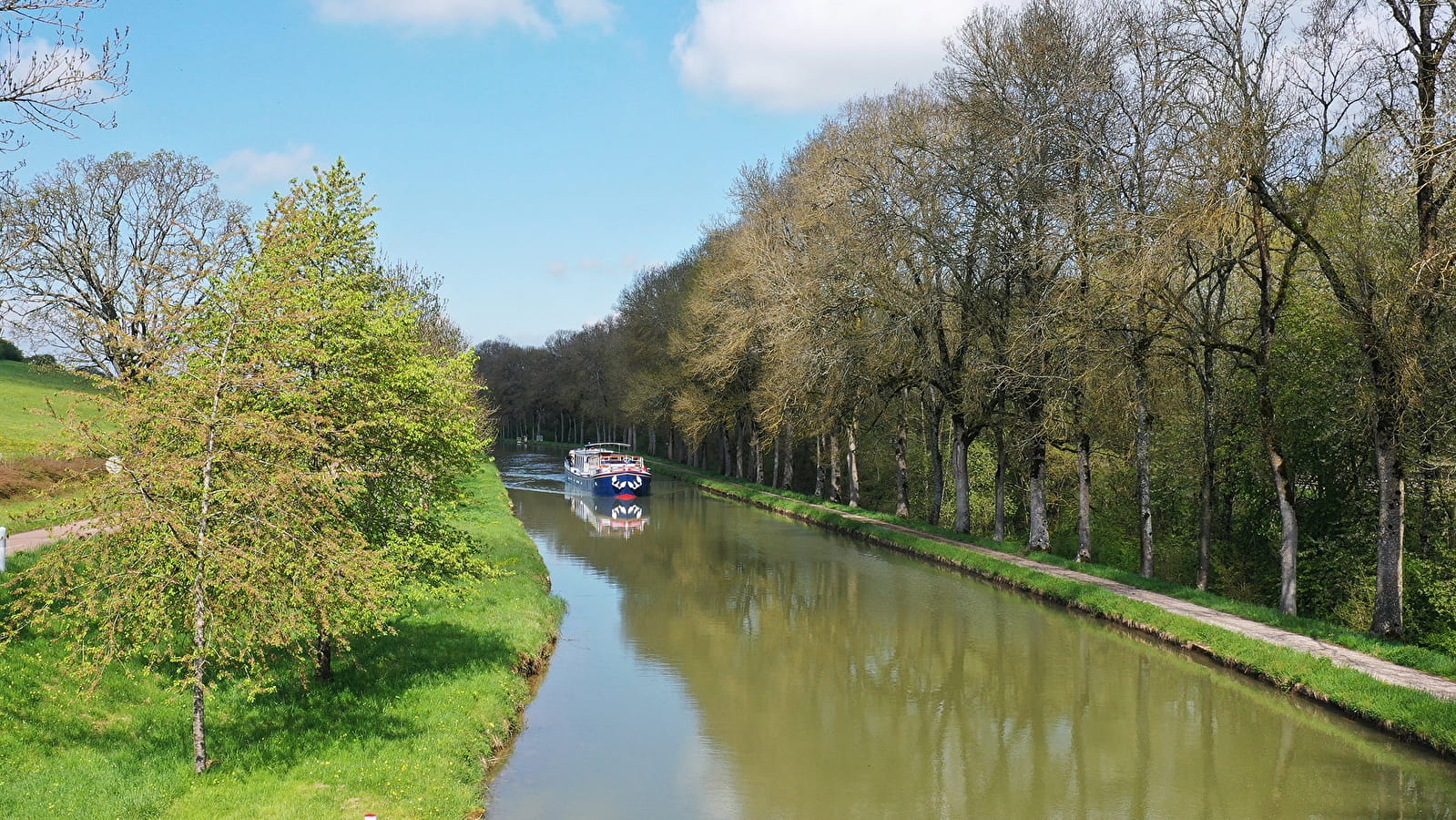 Péniche sur le canal de Bourgogne